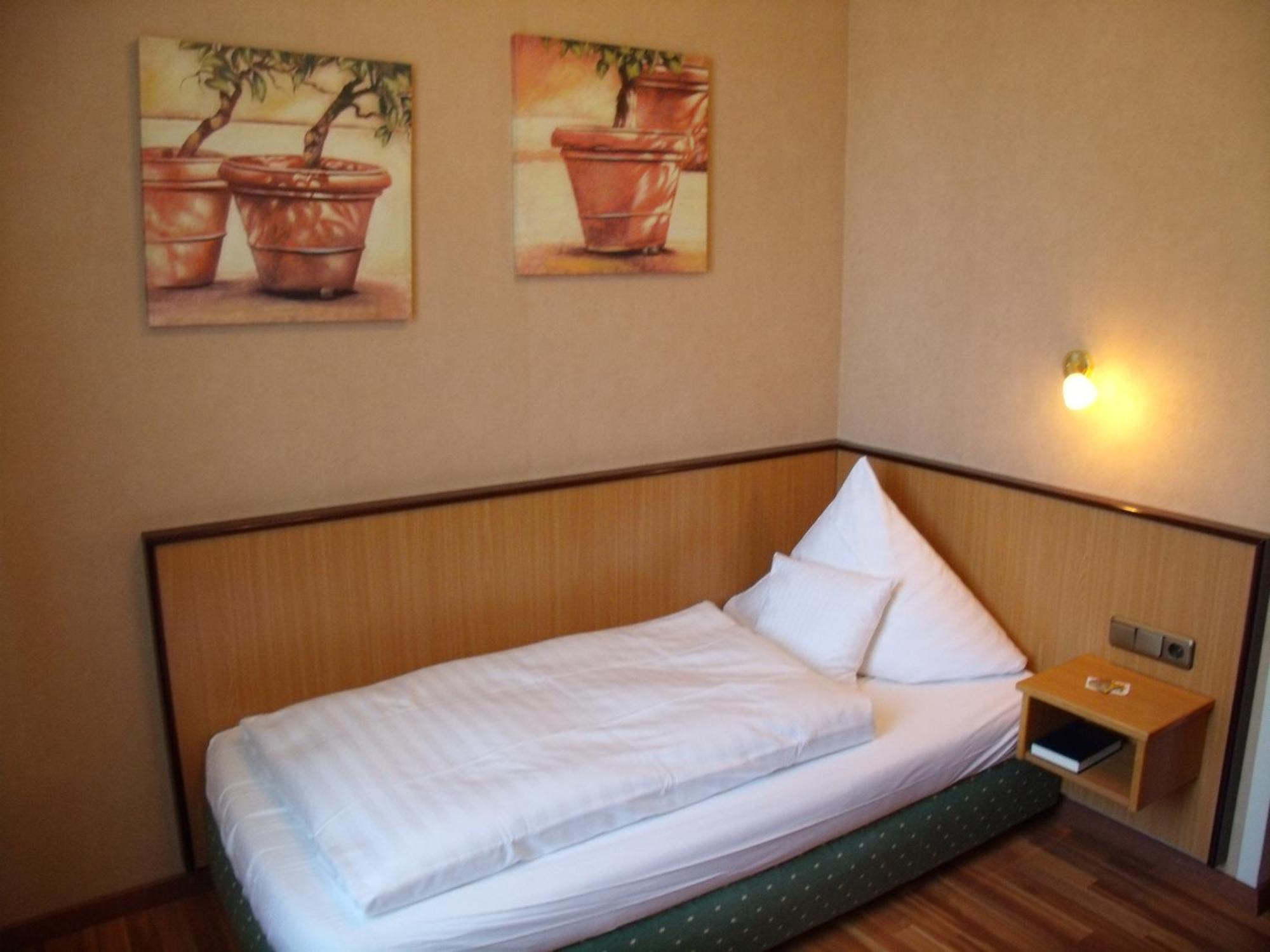 Landhotel Zum Niestetal Екстер'єр фото
